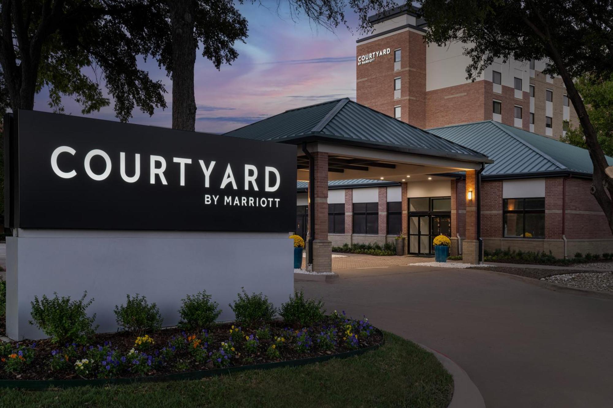 Courtyard Dallas Addison Quorum Drive Hotel Exterior foto