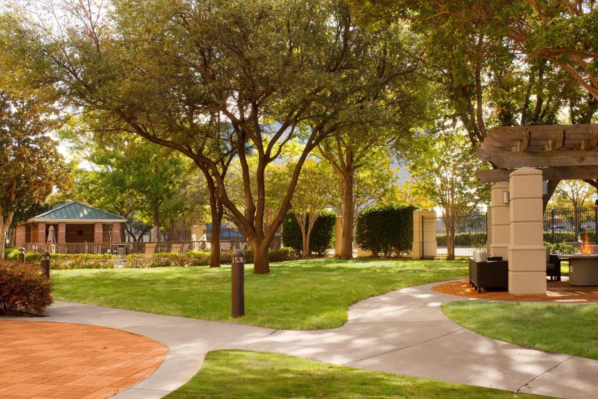 Courtyard Dallas Addison Quorum Drive Hotel Exterior foto